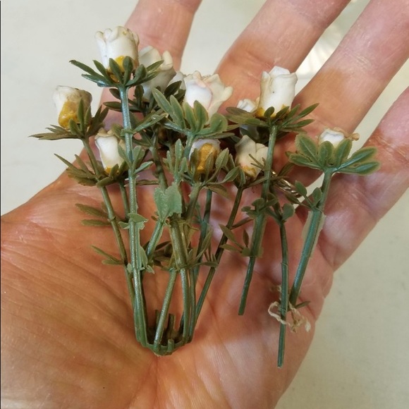 Vintage bouquet of ceramic flowers in a classical ceramic planter. - Picture 3 of 10